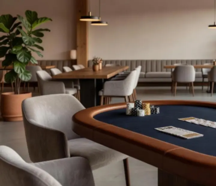 Table de poker élégante installée dans le loft Talek Qevon